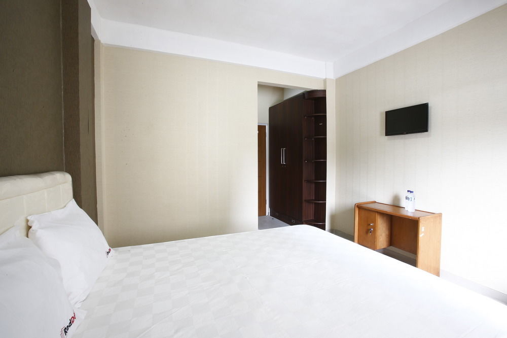 เรดดอร์ซ เนียร์ จิลันดัก ทาวน์ สแควร์ Hotel จาการ์ตา ภายนอก รูปภาพ